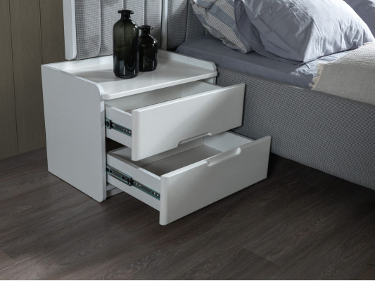 Moderní kompaktní bílá noční skříňka