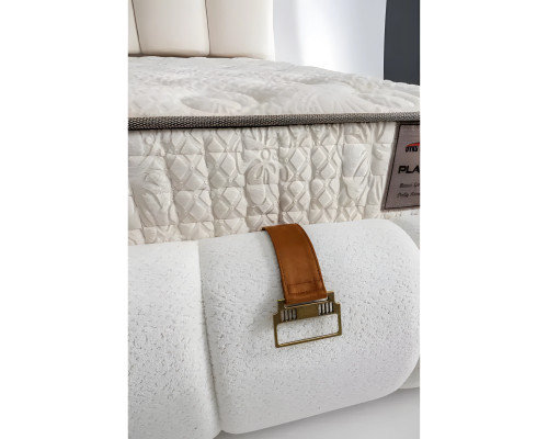 Elegantes weißes Bett mit Matratze in modernem Design