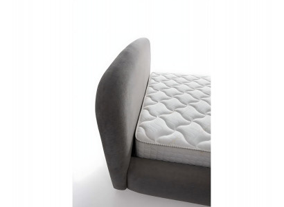 Elegantní šedá postel s matrací z textilu a dřeva