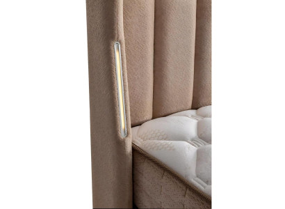 Elegantes braunes Bett mit Matratze aus Textil und Holz