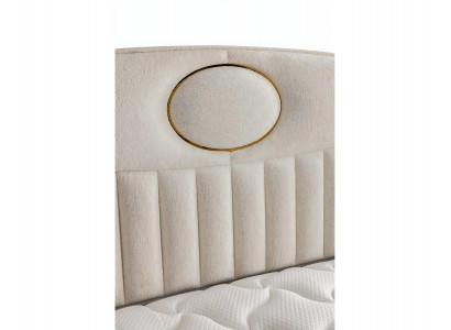 Elegantní postel s matrací v béžovém materiálu a dřevě