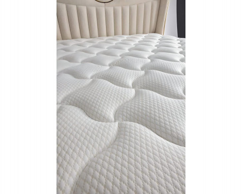 Elegantní postel s matrací v béžovém materiálu a dřevě