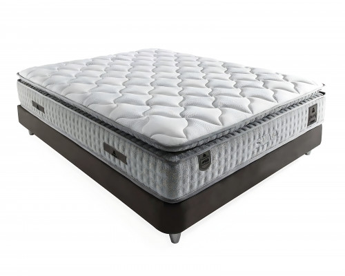 Nová bílá postel s matrací z tkaniny a dřeva