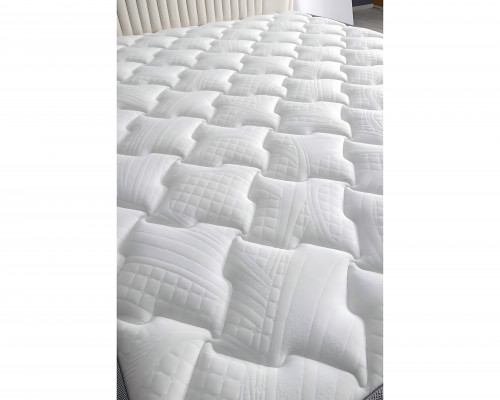 Elegantní postel s matrací v béžovém materiálu a dřevě