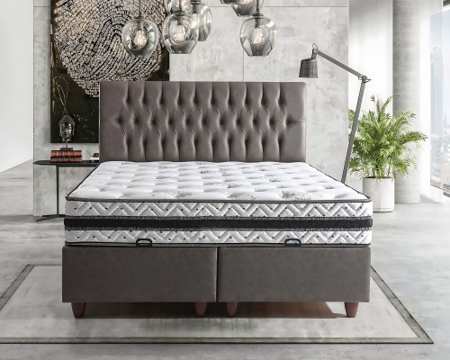 Měkký profil postele s matrací vytváří jemnou atmosféru.