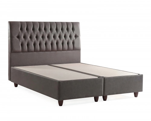 Měkký profil postele s matrací vytváří jemnou atmosféru.