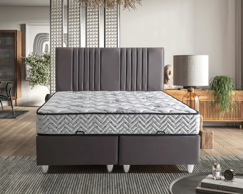 Postel z šedého materiálu s moderní matrací