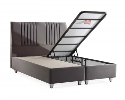 Postel z šedého materiálu s moderní matrací