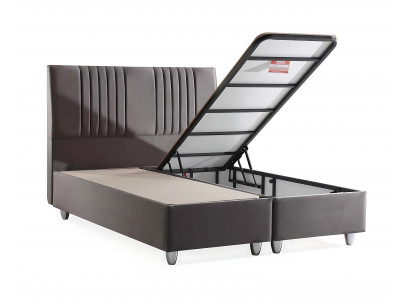 Postel z šedého materiálu s moderní matrací