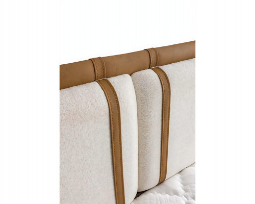 Jasné a neutrální barvy činí postel s matrací univerzální.