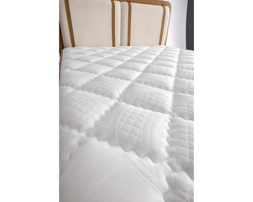 Jasné a neutrální barvy činí postel s matrací univerzální.