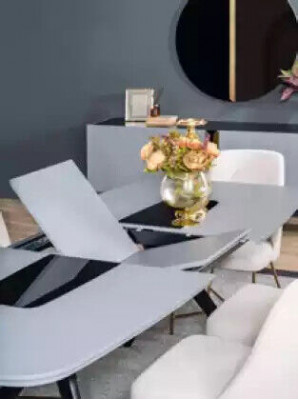 Moderní, určitě krásný stůl se židlemi v šedých a béžových tónech