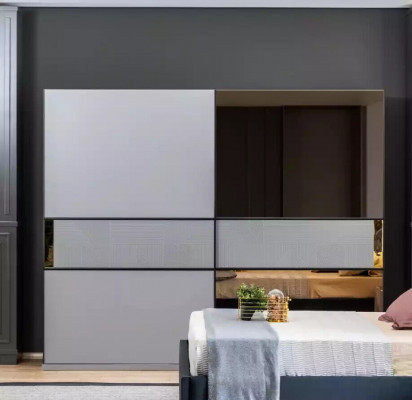 Nádherná ložní souprava s tmavě šedými odstíny a zlatými vložkami.