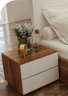 Bílo-hnědá ložnice Luxus set dřevěný nábytek postel noční stolky komoda