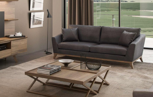 Sedací souprava s šedým třímístným dřevěným rámem v moderním luxusním designu pro obývací pokoj.