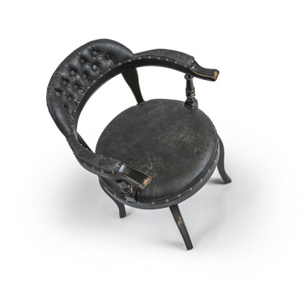 Luxusní designový čalouněný židle s polstrovaným sedadlem a opěrkami ze dřeva do jídelny.