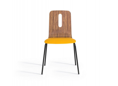 Židle moderního designu v žluté barvě, luxusní zařízení jídelny s novými židlemi.
