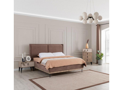 Hnědá ložnice s polstrovanou manželskou postelí, 2x noční stolky, dřevěným komodou.