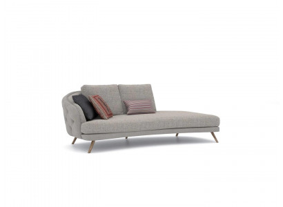Šedá pohovka Chesterfield do obývacího pokoje, třísedadlová pohovka, designové čalounění.