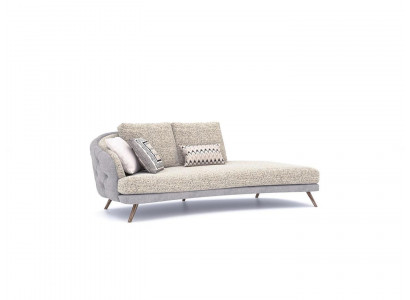 Designová pohovka Chesterfield pro tři osoby s relaxačními polštáři pro obývací pokoj.