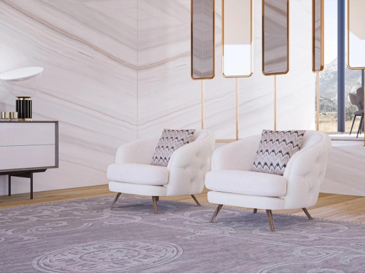 Moderní čalouněný křeslo z textilu pro luxusní design obývacího pokoje.