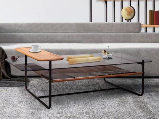 Stylový konferenční stolek s skleněnou deskou, hnědá barva, moderní nábytek do obývacího pokoje.