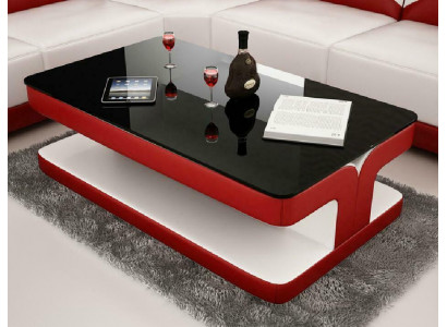 Stolní design obývacího pokoje z kůže se skleněnou deskou a polštářkovou pohovkou.