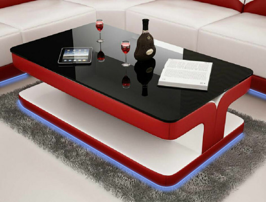 Stolní design obývacího pokoje z kůže se skleněnou deskou a polštářkovou pohovkou.