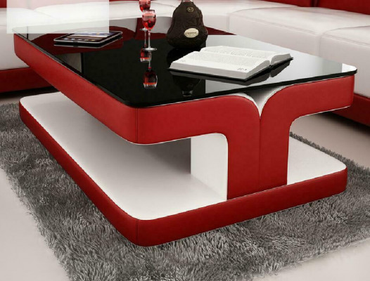 Stolní design obývacího pokoje z kůže se skleněnou deskou a polštářkovou pohovkou.