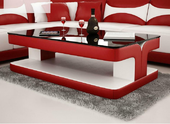 Stolní design obývacího pokoje z kůže se skleněnou deskou a polštářkovou pohovkou.