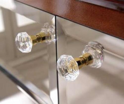 Moderní jídelní stůl z dreva s židlemi do jídelny.