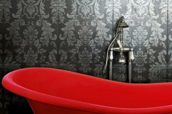 Červená designerová vana samostatná luxusní vana v červené koupelně