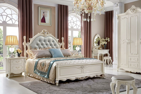 Klasická designová postel Chesterfield v bílém rokokovém barokním stylu.