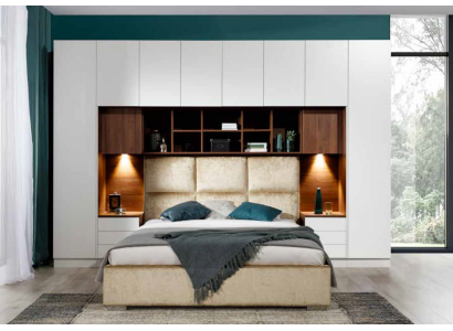 Ložnice zařízená pohodlnými postelemi a elegantními skříněmi.