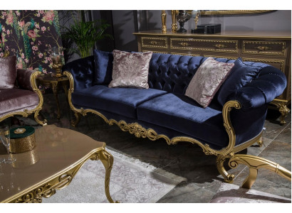 Chesterfield třímístná pohovka v luxusní modré barvě do obývacího pokoje.