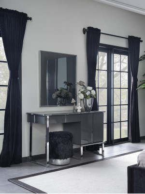 Luxus líčící stůl se zrcadlem, nábytek do ložnice, moderní design zařízení.