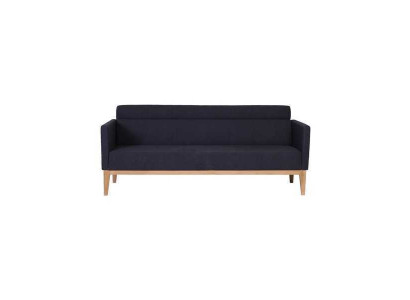 Černý třímístný luxusní gauč designer, čalouněná gauč s drevenými nohami.