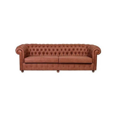 Hnědá třímístná sedací souprava Chesterfield s moderními pohovkami ve třech kusech.