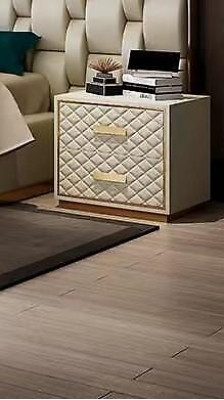 Design noční stolek vedle postele, ložnice, luxusní konzolové stolky ze dřeva.