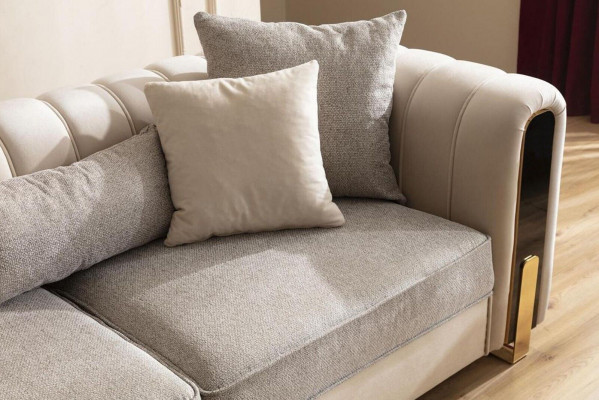 Bílá třímístná pohovka luxusního designu s moderním nerezovým designem do obývacího pokoje.