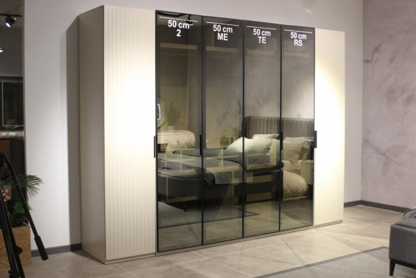 Nová a moderní ložnice Vysoká šatní skříň s elegantním designem