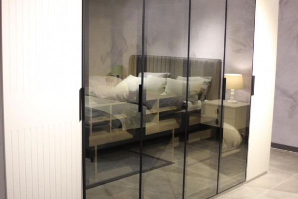 Nová a moderní ložnice Vysoká šatní skříň s elegantním designem