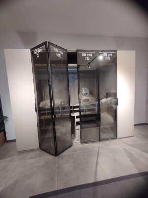 Nová a moderní ložnice Vysoká šatní skříň s elegantním designem