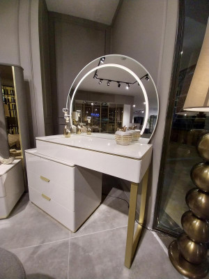 Design toaletní stůl se zrcadlem Luxus Schlafzimmer Möbel 2ks. Nové
