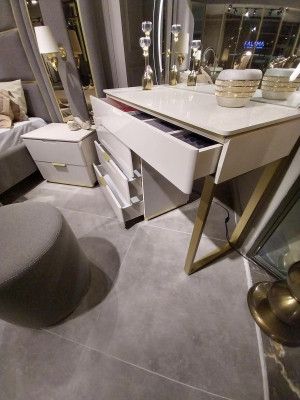 Design toaletní stůl se zrcadlem Luxus Schlafzimmer Möbel 2ks. Nové