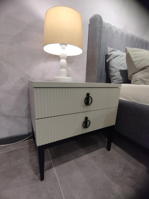 Exkluzivní designérský noční stolek s prvotřídním materiálem a luxusním vzhledem.