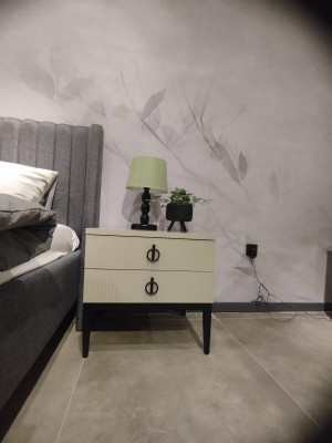 Exkluzivní designérský noční stolek s prvotřídním materiálem a luxusním vzhledem.