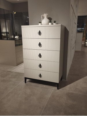 Elegantní komoda Skvělé doplnění pro vaši ložnici Interiér Nový