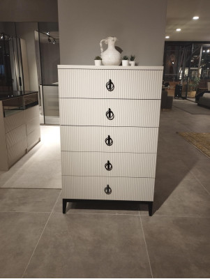 Elegantní komoda Skvělé doplnění pro vaši ložnici Interiér Nový