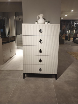 Elegantní komoda Skvělé doplnění pro vaši ložnici Interiér Nový